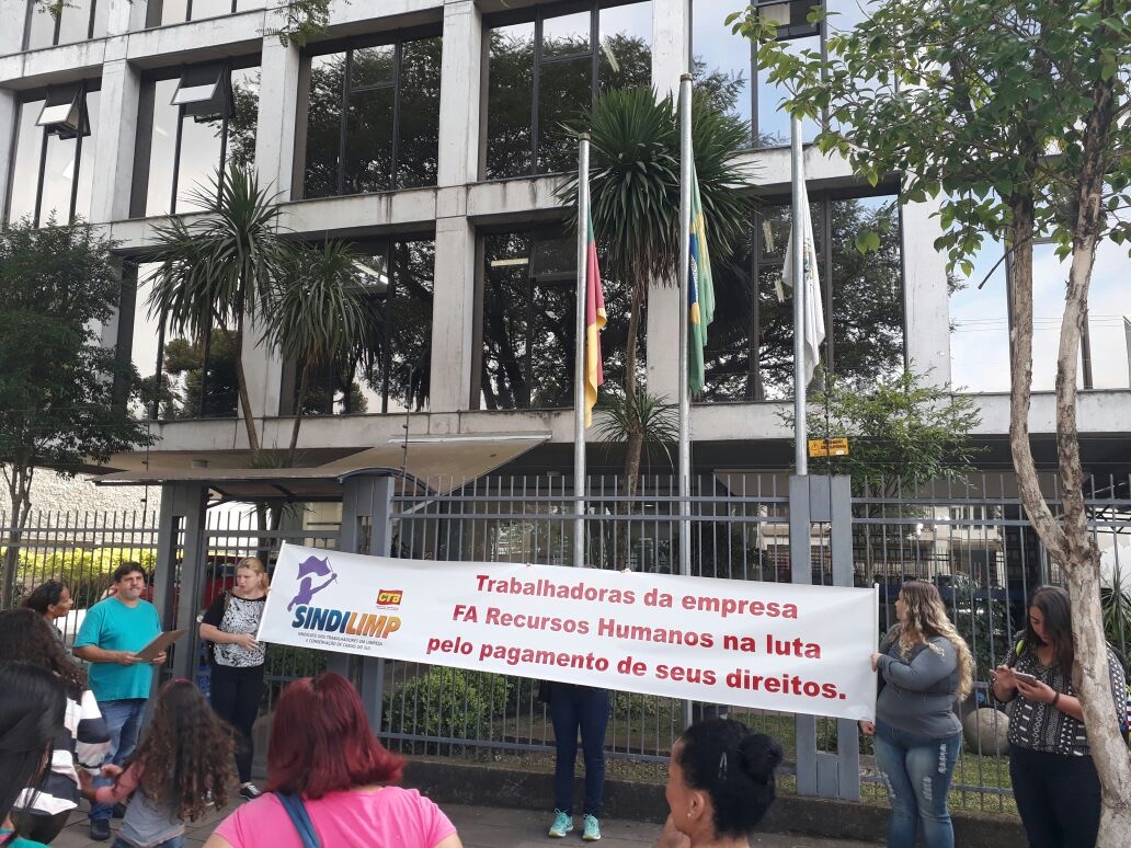 Sindlimp faz manifestação por pagamento de salários de cerca de 280 merendeiras de Caxias do Sul