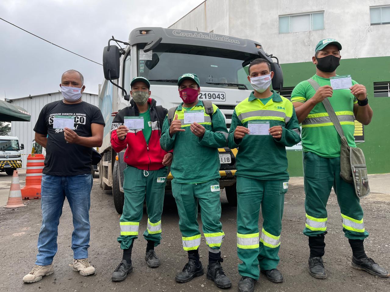 Trabalhadores da Limpeza Urbana de São Bernardo recebem a vacina contra a Covid-19